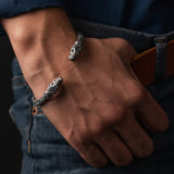 Bracelet viking artisanal représentation Hati et Skoll en étain